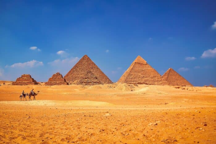 Giro in cammello intorno alle piramidi di Giza