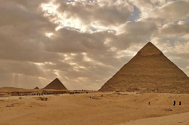 al Cairo e visitare le piramidi egiziane,