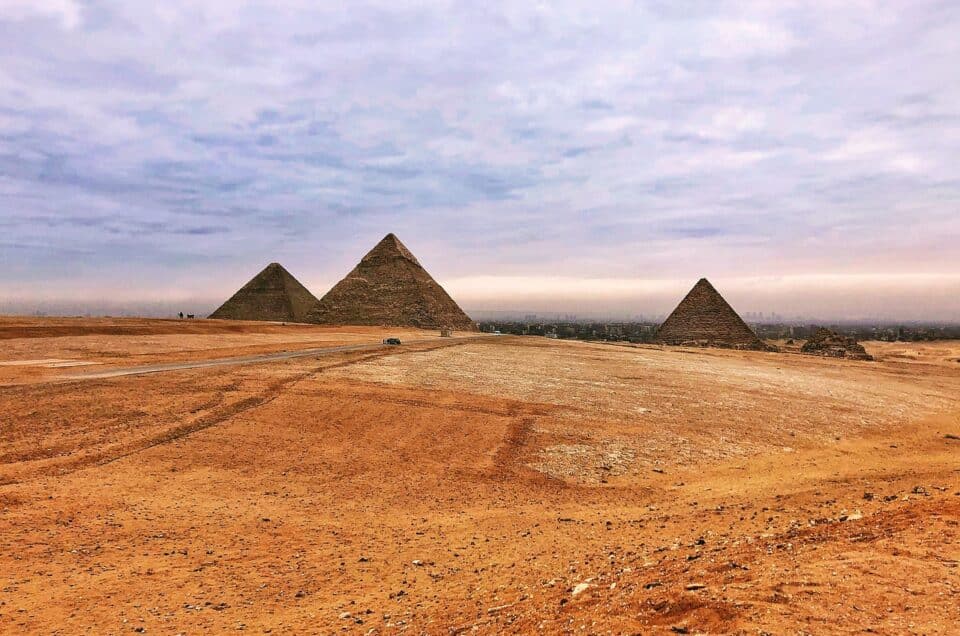 Piana di Giza: Oltre le Piramidi, un Tesoro di Antiche Meraviglie